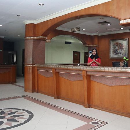 Vaccinated Staff - OYO 742 Mona Plaza Hotel Pekanbaru Exterior foto