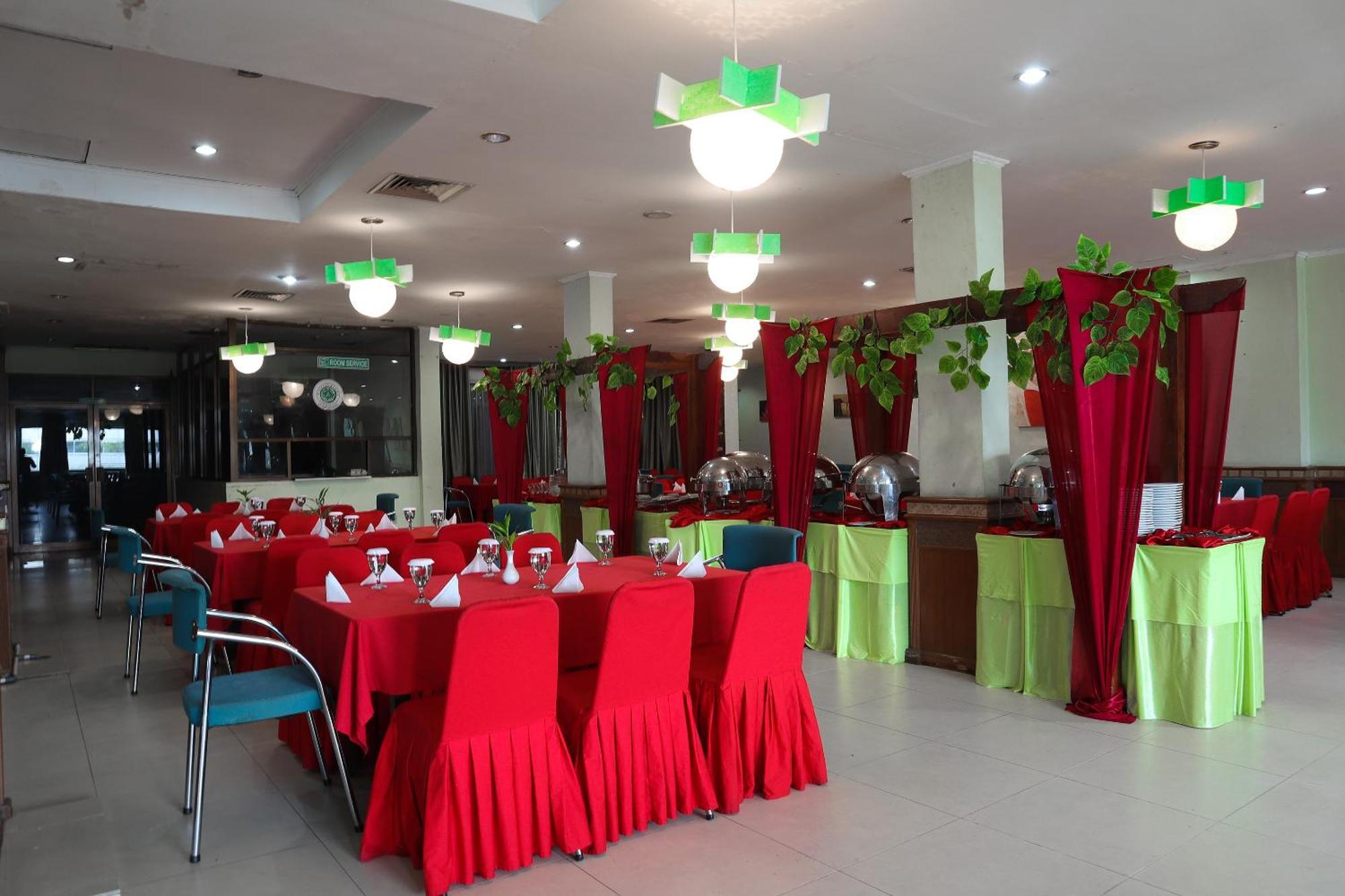 Vaccinated Staff - OYO 742 Mona Plaza Hotel Pekanbaru Exterior foto