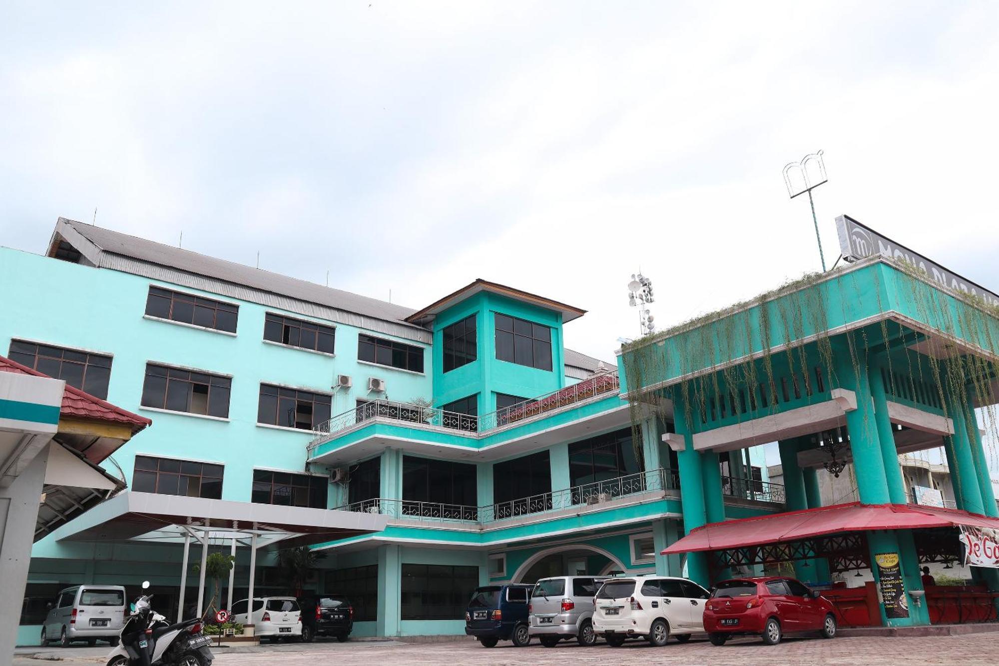 Vaccinated Staff - OYO 742 Mona Plaza Hotel Pekanbaru Exterior foto