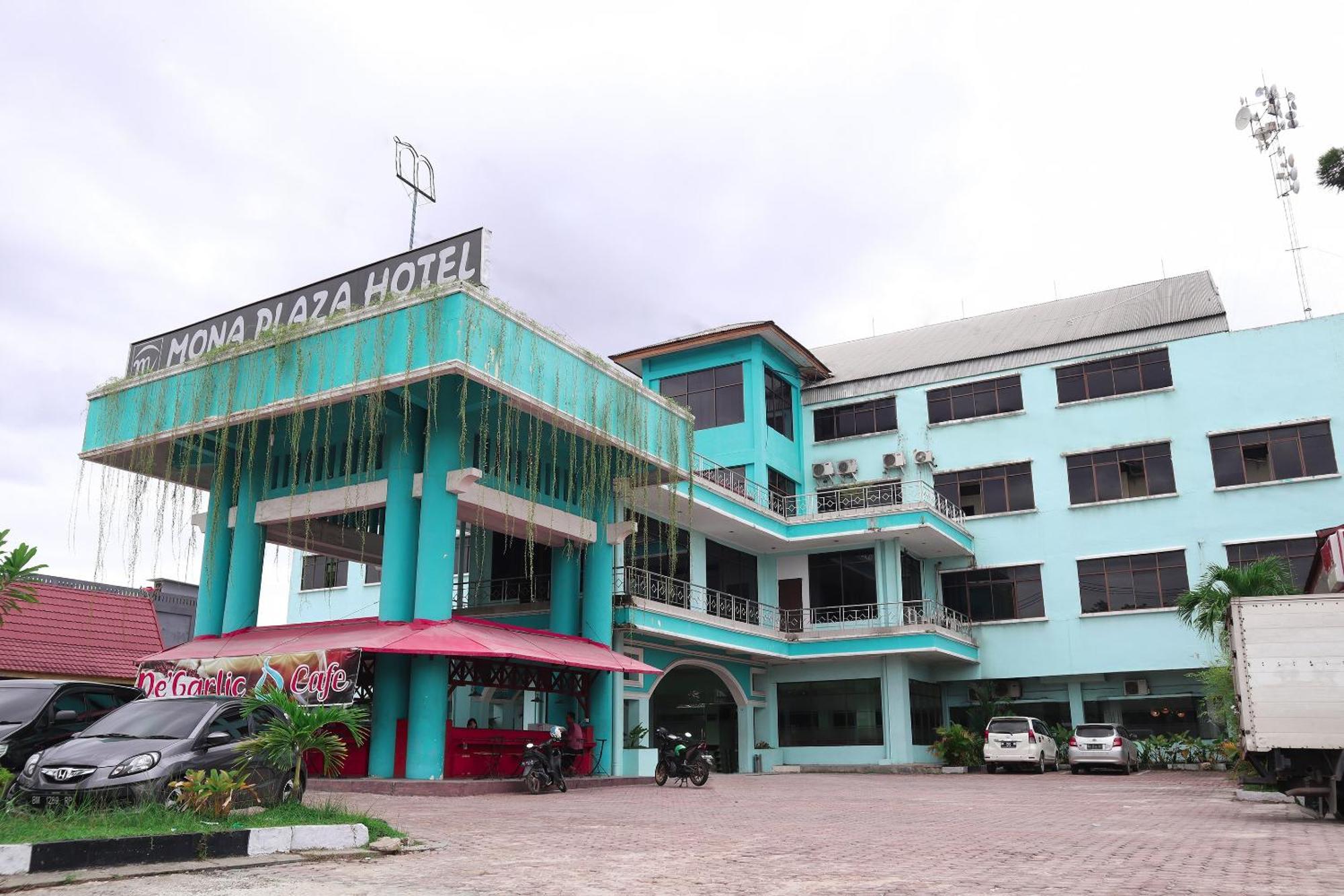 Vaccinated Staff - OYO 742 Mona Plaza Hotel Pekanbaru Exterior foto