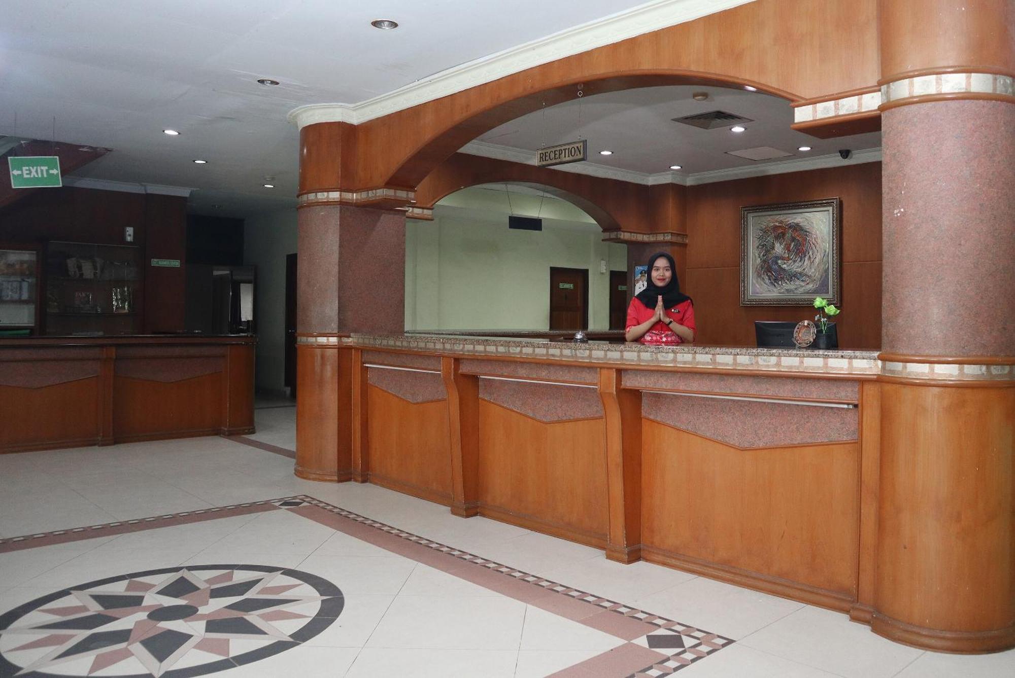 Vaccinated Staff - OYO 742 Mona Plaza Hotel Pekanbaru Exterior foto