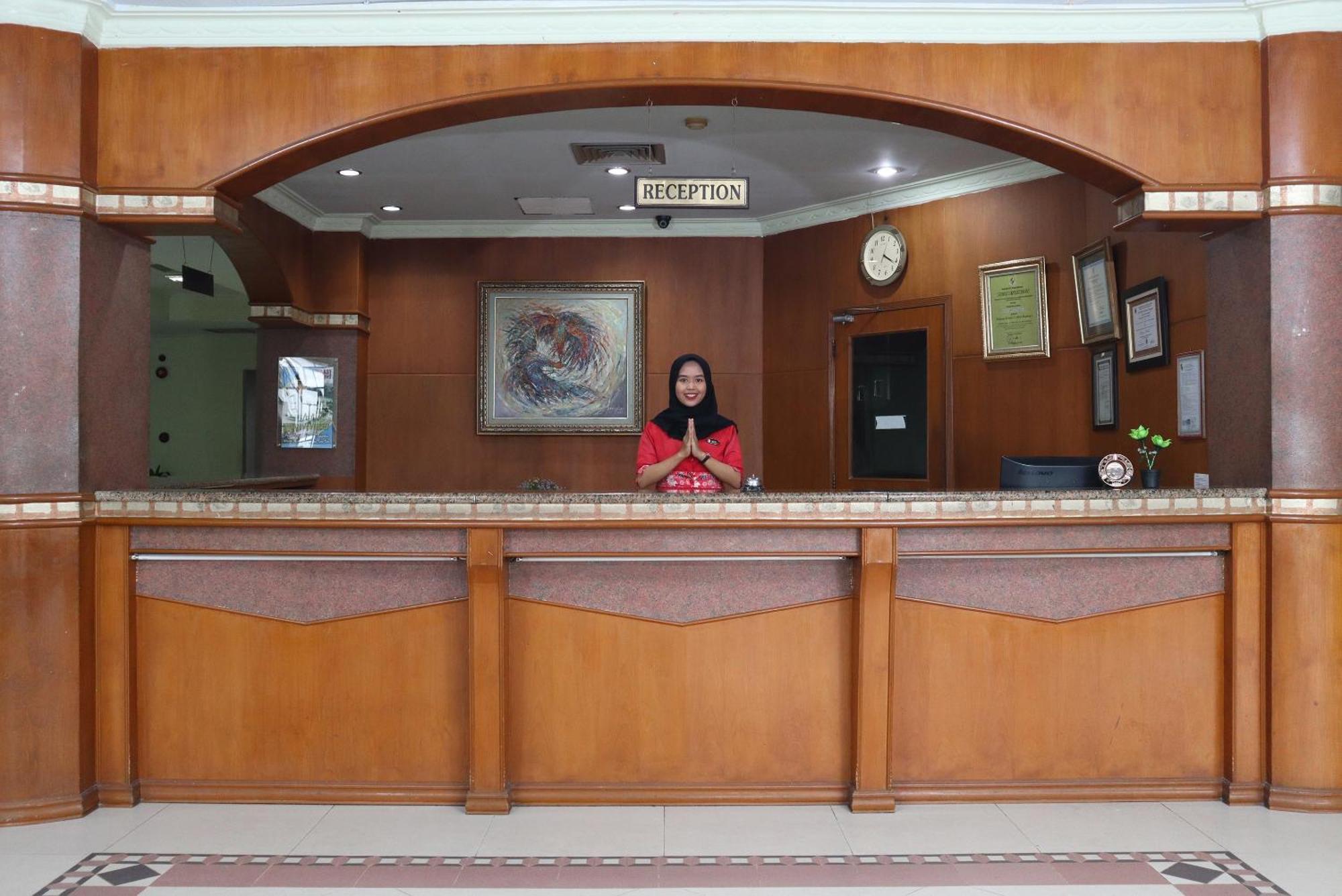 Vaccinated Staff - OYO 742 Mona Plaza Hotel Pekanbaru Exterior foto