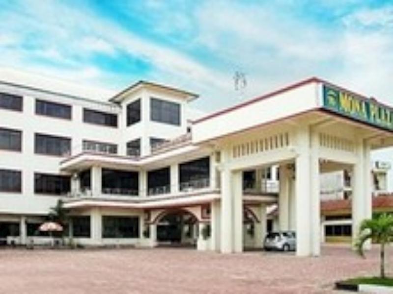 Vaccinated Staff - OYO 742 Mona Plaza Hotel Pekanbaru Exterior foto