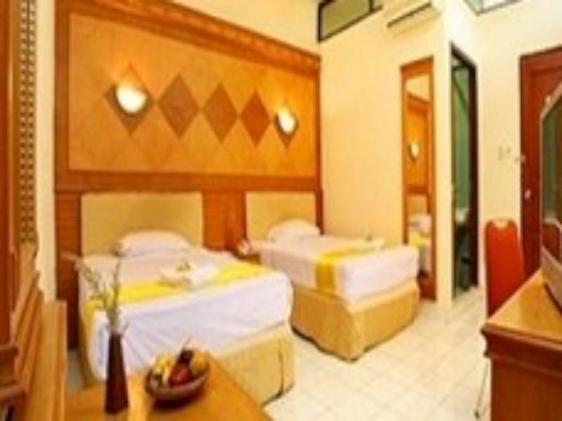 Vaccinated Staff - OYO 742 Mona Plaza Hotel Pekanbaru Exterior foto